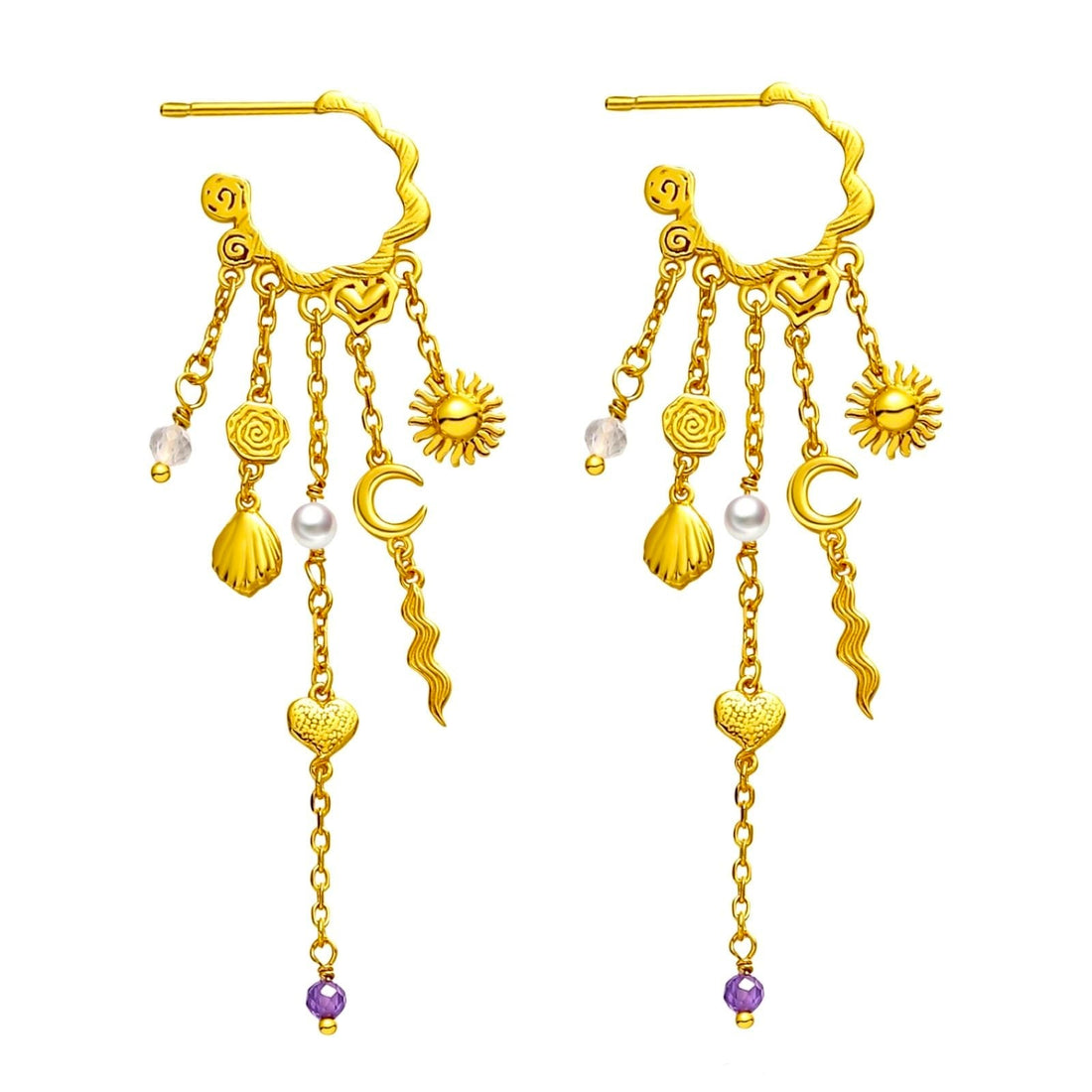 Pallantis Ocean Heart Øreringe er udsmykkede guldøreringe i forgyldt sølv med sole, måner, hjerter, muslingeskaller, ferskvandsperler, bølgede stænger og lilla perler hængende fra en dekorativ buet bøjle.