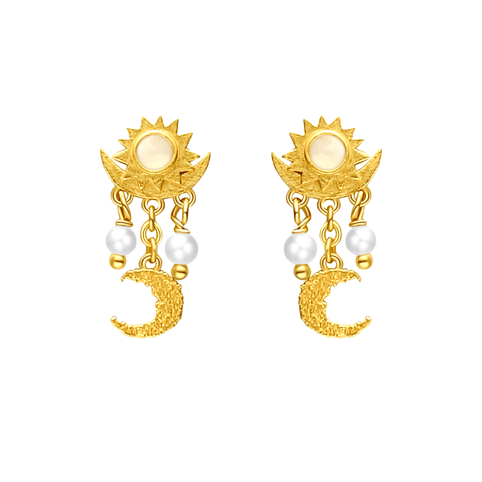 Pallantis Sol Øreringe Med Månesten har et sol- og måne-design med dinglende detaljer, inkl. to små perler og en struktureret guldmåne, på hvid baggrund—perfekte til at tilføje et himmelsk touch til dit look.