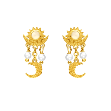 Pallantis Sol Øreringe Med Månesten har et sol- og måne-design med dinglende detaljer, inkl. to små perler og en struktureret guldmåne, på hvid baggrund—perfekte til at tilføje et himmelsk touch til dit look.